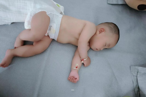 广州供卵包男孩宝宝脚心出汗怎么回事